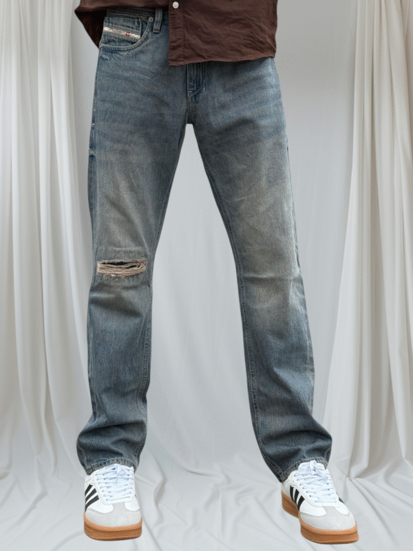 Non strech Raw wash straight fit grace blue jean. Left side knee raffu