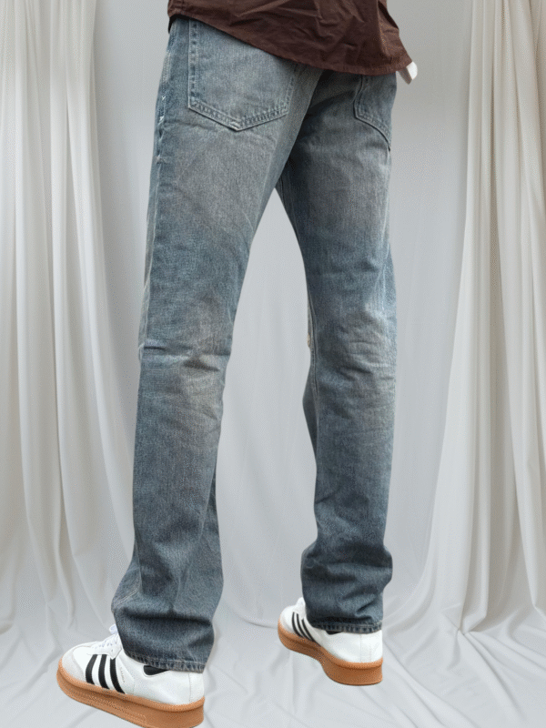 Non strech Raw wash straight fit grace blue jean. Left side knee raffu