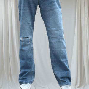 Non strech Raw wash straight fit light blue jean. Left side knee raffu