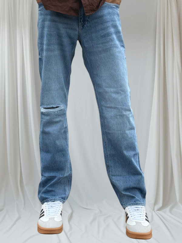 Non strech Raw wash straight fit light blue jean. Left side knee raffu