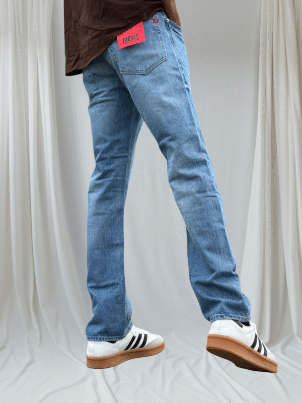 Non strech Raw wash straight fit light blue jean. Left side knee raffu