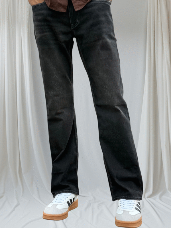 Non strech straight fit charcoal colour jean.